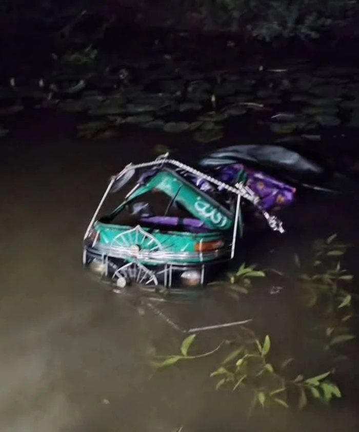 নোয়াখালীতে অটোরিকশা উল্টে প্রাণ গেল নারীর ,আহত ৪